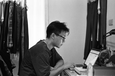 黑衣人圆领t恤，戴黑框眼镜